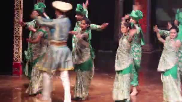 Dançarinas indianas dançam a dança no palco. Índia. Agra... — Vídeo de Stock