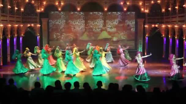 Le ballerine indiane ballano la danza sul palco. India. Agra — Video Stock
