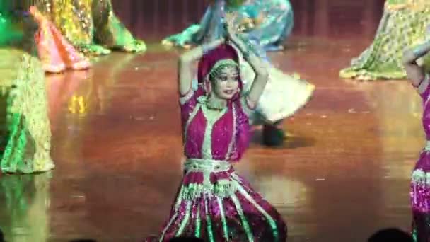 Indian women dancers are dancing the dance on stage. India. Agra — Stock Video