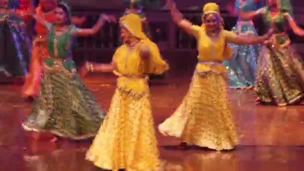 Las bailarinas indias están bailando el baile en el escenario. India. Agra — Vídeos de Stock