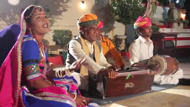 Индийский уличный музыкант. Индия — стоковое видео
