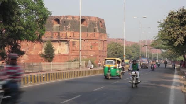 Hindistan 'ın şehir manzarası. Şehrin caddesi. Hindistan halkı. Asya. — Stok video