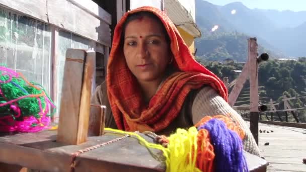 La tejedora india trabaja en la calle. India . — Vídeos de Stock
