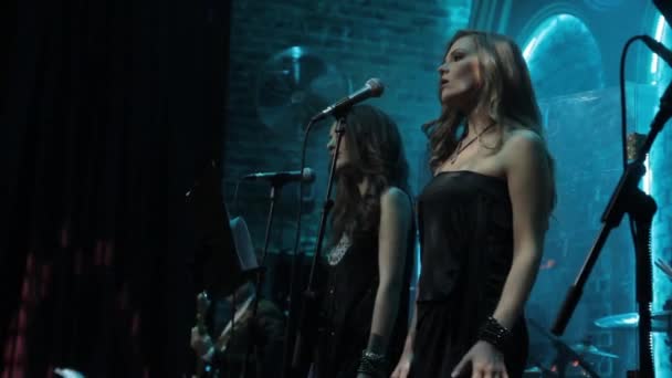 Назад-вокалістки дівчата співають на бек-вокалі на сцені. — стокове відео
