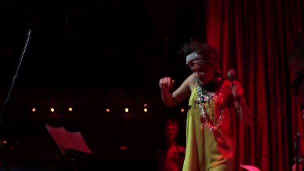 Vrouwelijke jazzzangeres zingt op het podium. Kiev. Oekraïne — Stockvideo