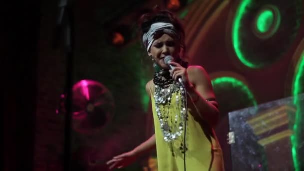 Mulher cantora de jazz menina canta no palco. Kiev. Ucrânia — Vídeo de Stock