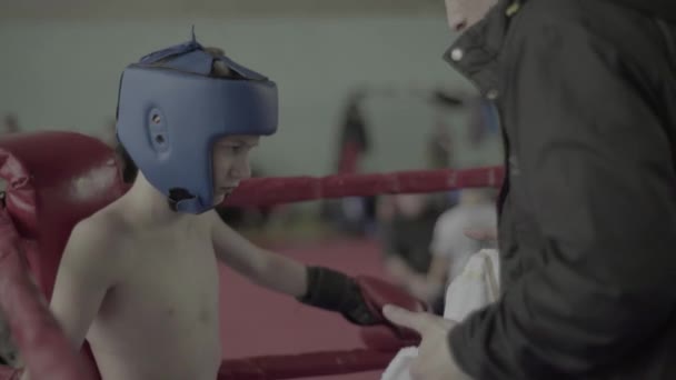 Kickboxing. Fighter and coach in the corner of the ring. Kyiv. Ukraine — Stock Video