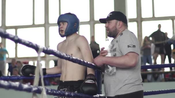 Kickboxen. junger Kämpfer in der Ecke des Rings. kyiv. Ukraine — Stockvideo