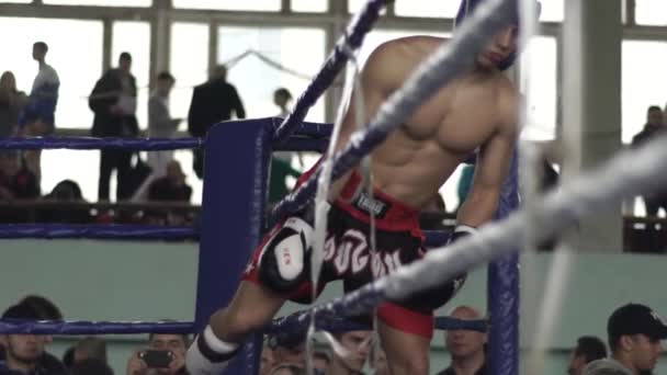 Kickboxen. junger Kämpfer in der Ecke des Rings. kyiv. Ukraine — Stockvideo