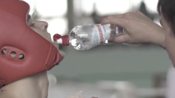 Kickboxning. Unga idrottare dricker vatten — Stockvideo