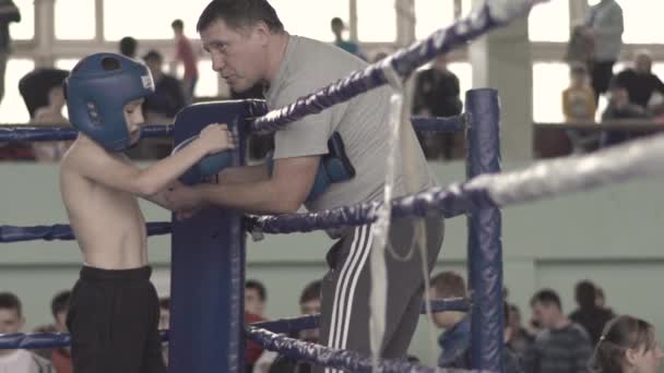 Kickboxing. Jovem lutador no canto do ringue. Kiev. Ucrânia — Vídeo de Stock