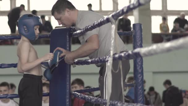 Kickboxing. Joven luchador en la esquina del ring. Kiev. Ucrania — Vídeos de Stock