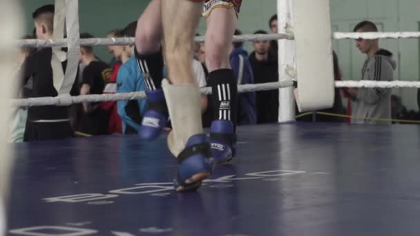 Kickboxing. Kickboxer nogi podczas walki. Stopy. Zwolniony ruch — Wideo stockowe