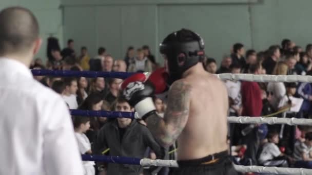 Kickboxing. La pelea en el ring. Competencia. Kiev. Ucrania. Movimiento lento — Vídeos de Stock