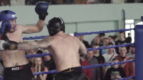 Kickboxing. A luta no ringue. Competição. Kiev. Ucrânia. Movimento lento — Vídeo de Stock