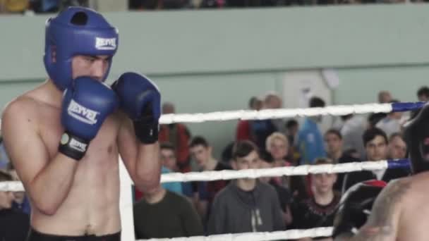 Kickboxing. La rissa sul ring. Competizione. Kiev. Ucraina. Rallentatore — Video Stock