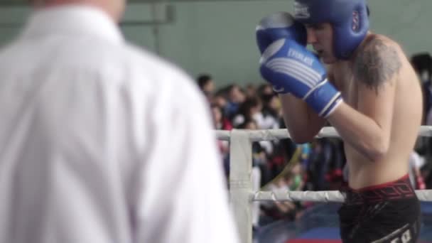 Kickboxing. Le combat sur le ring. La concurrence. Kiev. Ukraine. Mouvement lent — Video