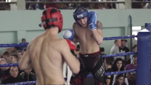 Kickboxing. A luta no ringue. Competição. Kiev. Ucrânia. Movimento lento — Vídeo de Stock