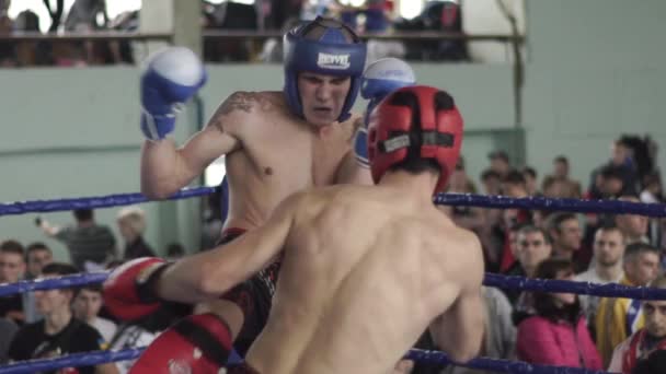 Kickboxing. La pelea en el ring. Competencia. Kiev. Ucrania. Movimiento lento — Vídeos de Stock