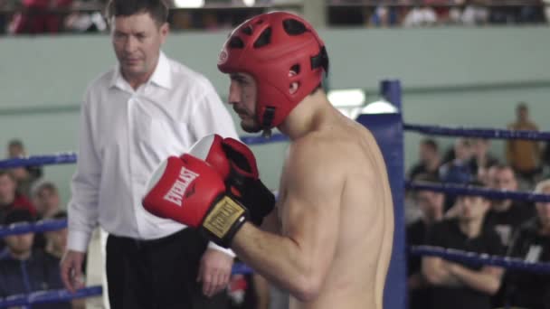 Kickboxing. La pelea en el ring. Competencia. Kiev. Ucrania. Movimiento lento — Vídeo de stock
