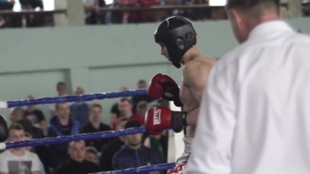 Kickboxing. A luta no ringue. Competição. Kiev. Ucrânia. Movimento lento — Vídeo de Stock