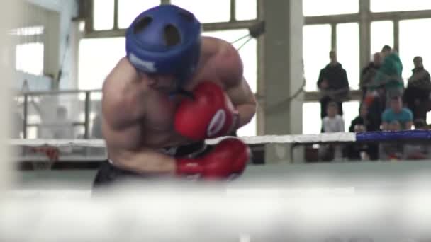 Kickboxing. A luta no ringue. Competição. Kiev. Ucrânia. Movimento lento — Vídeo de Stock