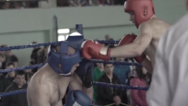 Kickboxing. A luta no ringue. Competição. Kiev. Ucrânia. Movimento lento — Vídeo de Stock