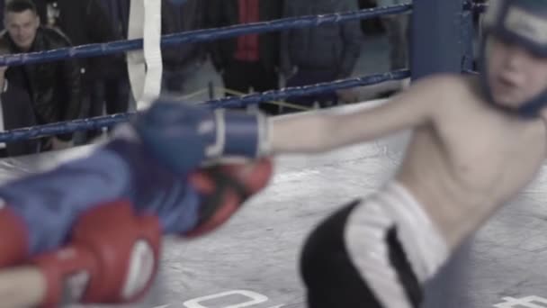 Kickboxing. La pelea en el ring. Competencia. Kiev. Ucrania. Movimiento lento — Vídeo de stock