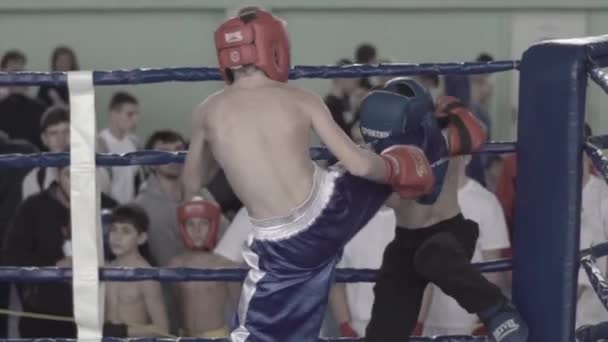 Kickboxning. Striden i ringen. Konkurrens. Kiev. Ukraina. Långsamma rörelser — Stockvideo