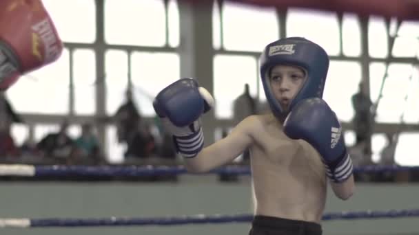 Kickboxing. A luta no ringue. Competição. Kiev. Ucrânia. Movimento lento — Vídeo de Stock