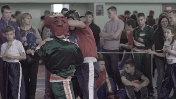Kickboxing. La pelea en el ring. Competencia. Kiev. Ucrania. Movimiento lento — Vídeos de Stock
