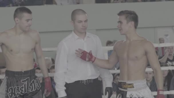 Kickboxen. hebt der Schiedsrichter die Hand zum Sieger. kyiv. Ukrainisch. Zeitlupe — Stockvideo
