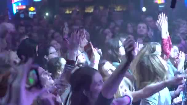 Fans åskådare på konserten. Kiev. Ukraina — Stockvideo