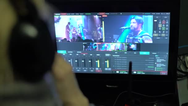 Directores monitor de TV durante a gravação de transmissão de um concerto musical — Vídeo de Stock