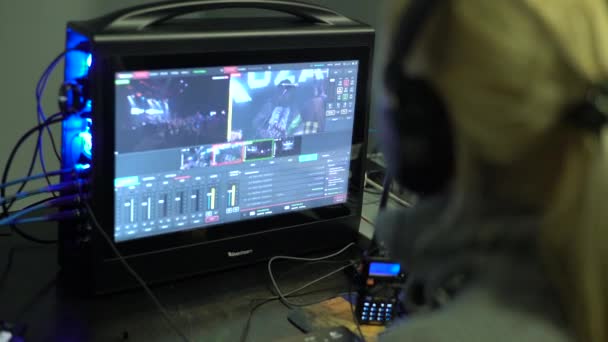 Directores monitor de TV durante a gravação de transmissão de um concerto musical — Vídeo de Stock