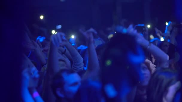 Rajongók nézik a koncertet. Lassú mozgás. Kijevben. Ukrajna — Stock videók