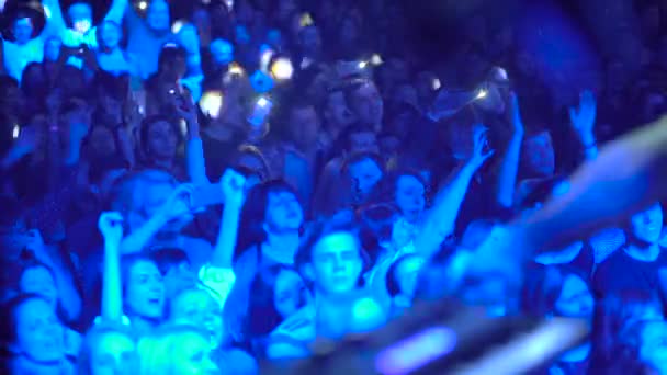 Gli spettatori dei fan al concerto. Al rallentatore. Kiev. Ucraina — Video Stock