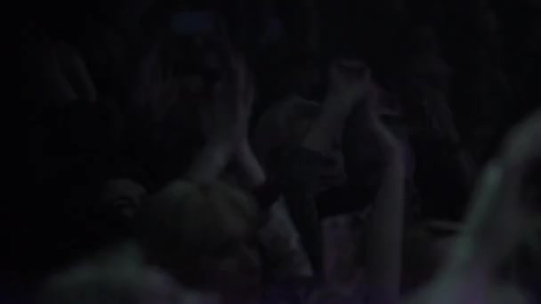 Fans Zuschauer beim Konzert. Zeitlupe. kyiv. Ukraine — Stockvideo
