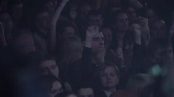 Fans Zuschauer beim Konzert. Zeitlupe. kyiv. Ukraine — Stockvideo