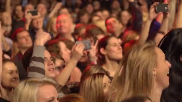 Fans toeschouwers bij het concert. Langzame beweging. Kiev. Oekraïne — Stockvideo