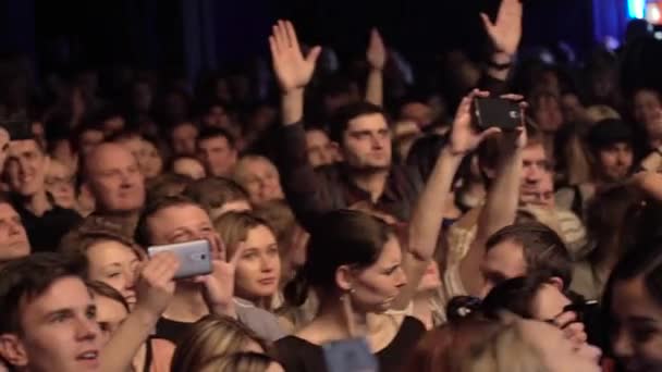 Fanoušci na koncertě. Zpomal. Kyjev. Ukrajina — Stock video