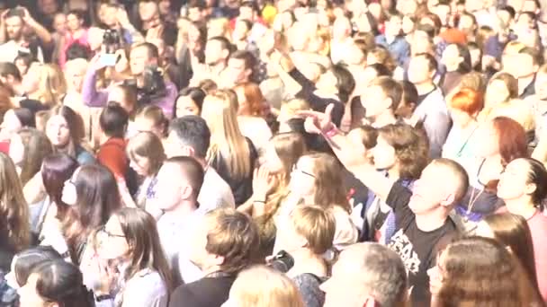Fans espectadores en el concierto. En cámara lenta. Kiev. Ucrania — Vídeos de Stock