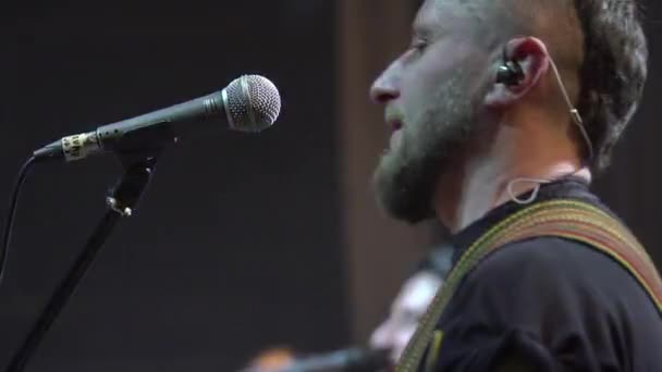 Cantora de rock durante um concerto no palco. Movimento lento. Kiev. Ucrânia — Vídeo de Stock