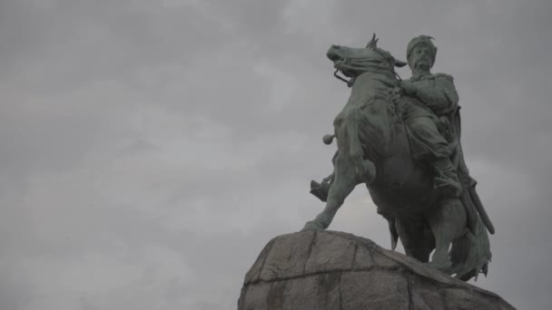 ボグダン・クメルニツキーの記念碑。キエフ。ウクライナ — ストック動画