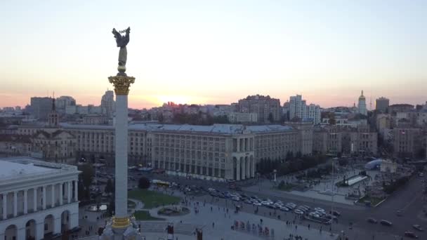 Place de l'Indépendance. Maidan. Monument. Aérien. Kiev. Ukraine . — Video