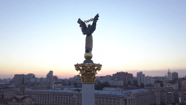 Onafhankelijkheidsplein. Maidan. Monument. Luchtfoto. Kiev. Oekraïne. — Stockvideo