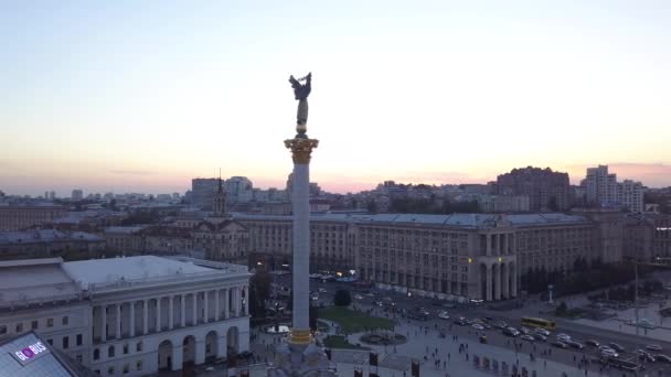 Onafhankelijkheidsplein. Maidan. Monument. Luchtfoto. Kiev. Oekraïne. — Stockvideo