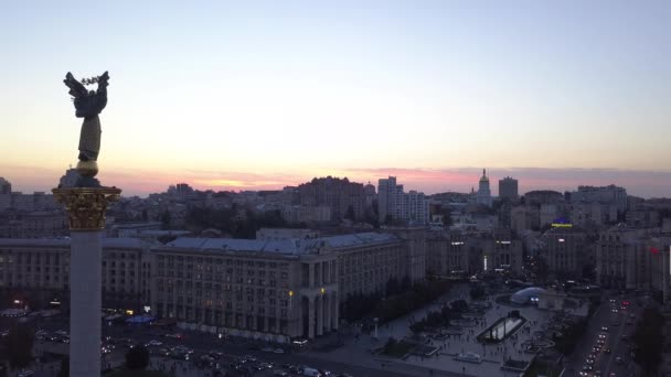 Plaza de la Independencia. Maidan. Monumento. Aérea. Kiev. Ucrania . — Vídeo de stock
