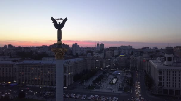 Piazza dell'Indipendenza di notte. Maidan. Monumento. Aereo. Kiev. Ucraina . — Video Stock