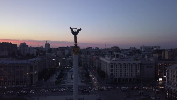 Площадь Независимости ночью. Майдан. Памятник. Воздушный. Киев. Украина . — стоковое видео